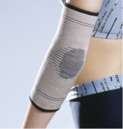 Mikros Bambus Fleece Ellenbogenbandage angezogen bei Frau 