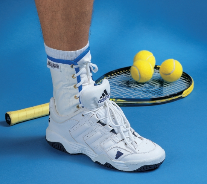 Mikros Fussgelenkorthese classic 110 NV angezogen im Schuh vor Tennisschläger