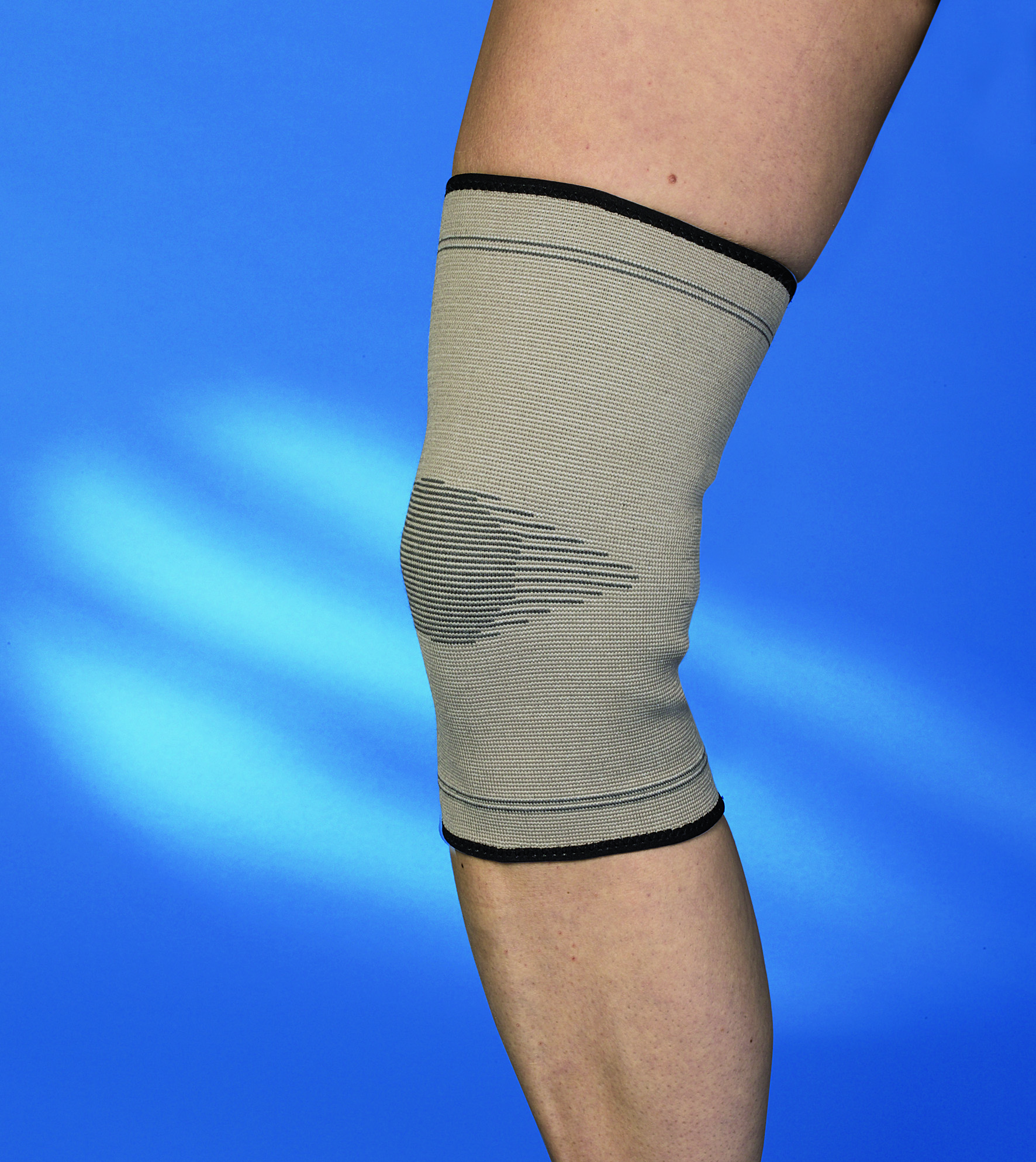 Mikros Bambus Fleece Kniebandage A802 angezogen vor blauem Hintergrund