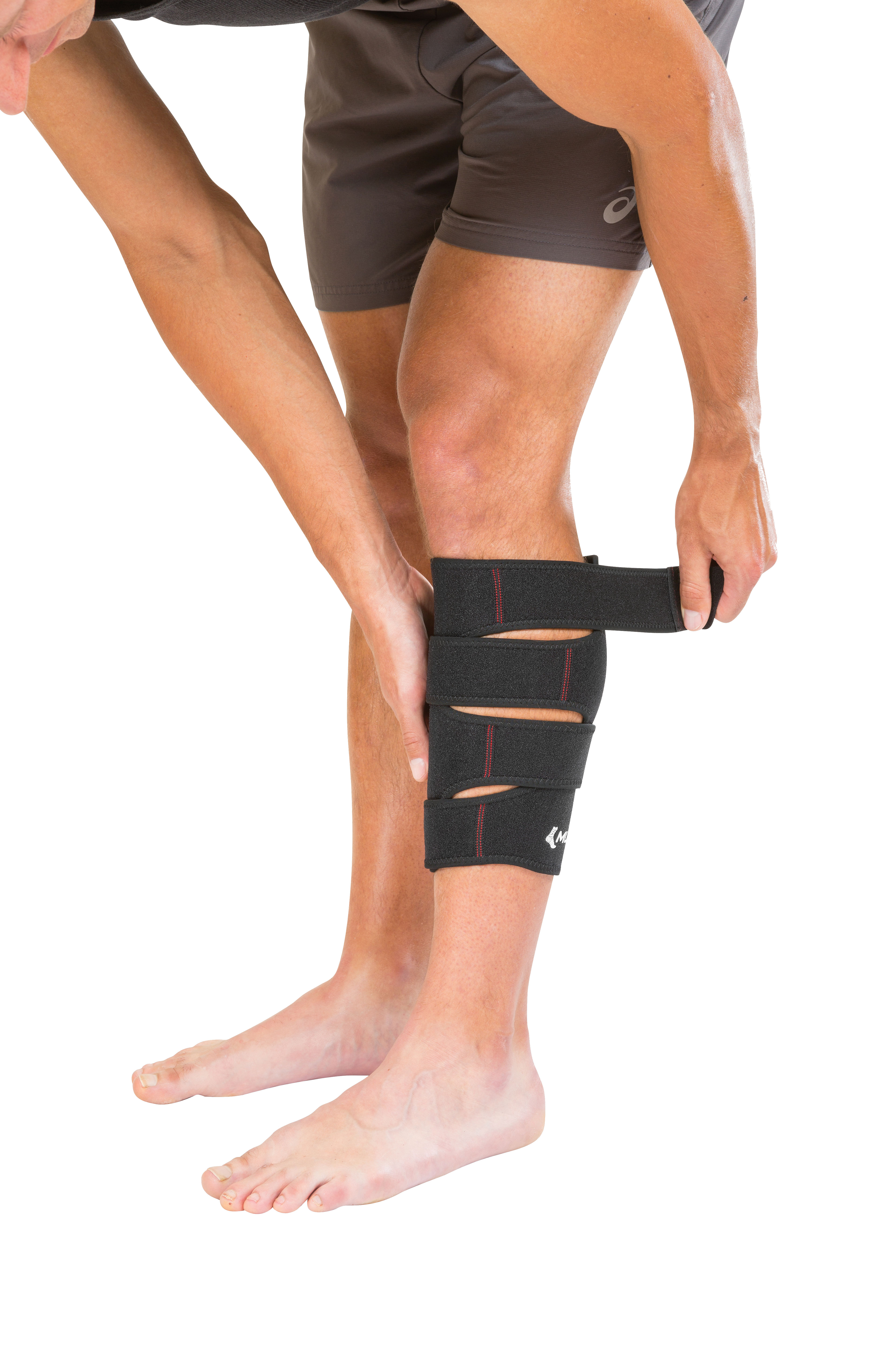 Mueller Multi-Directional Calf Wrap 4001 Anlage ohne Pelotte an männlichen Bein