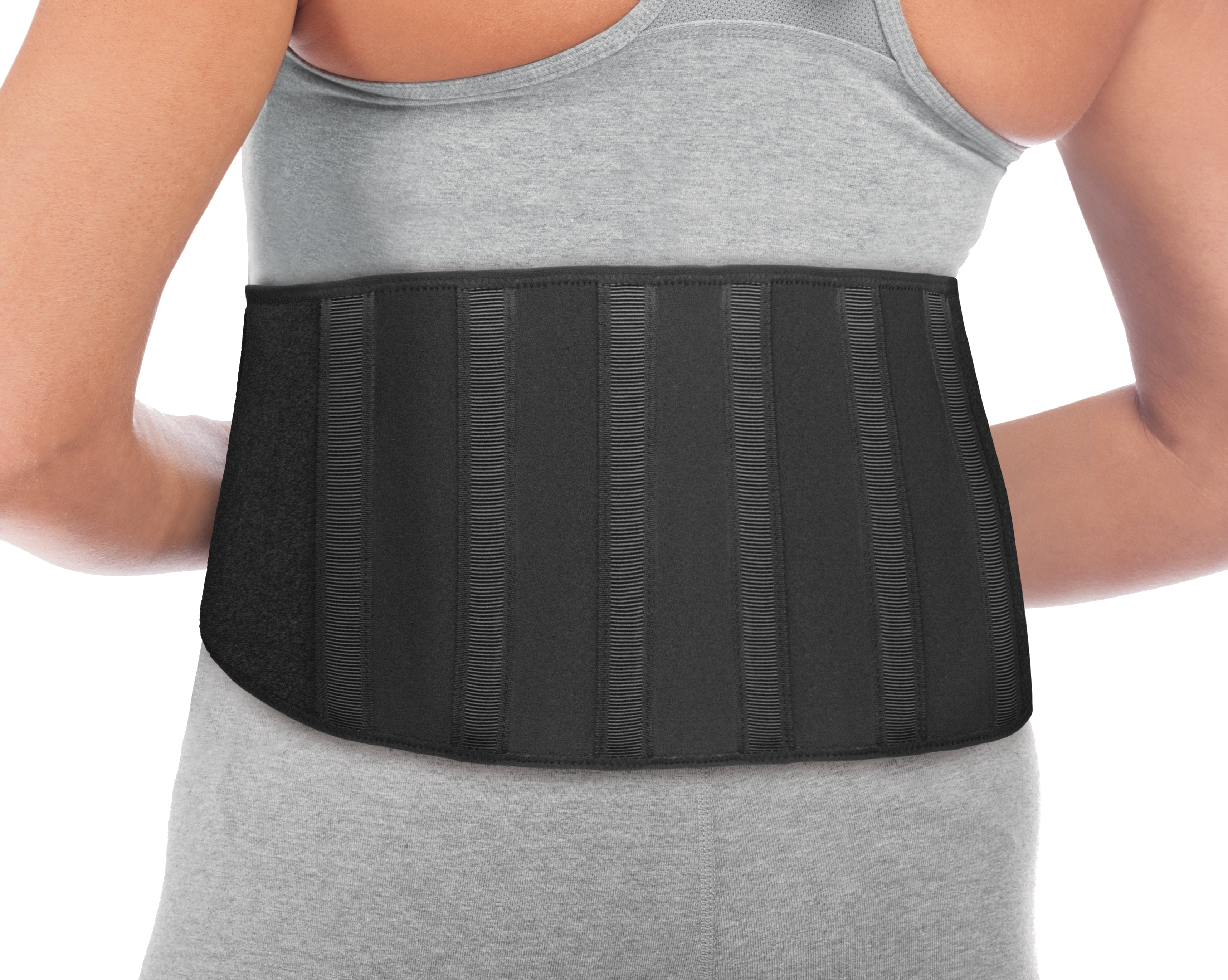 Mueller Adjustable Back Support Plus Size 6775 Rückansicht angezogen an Frau