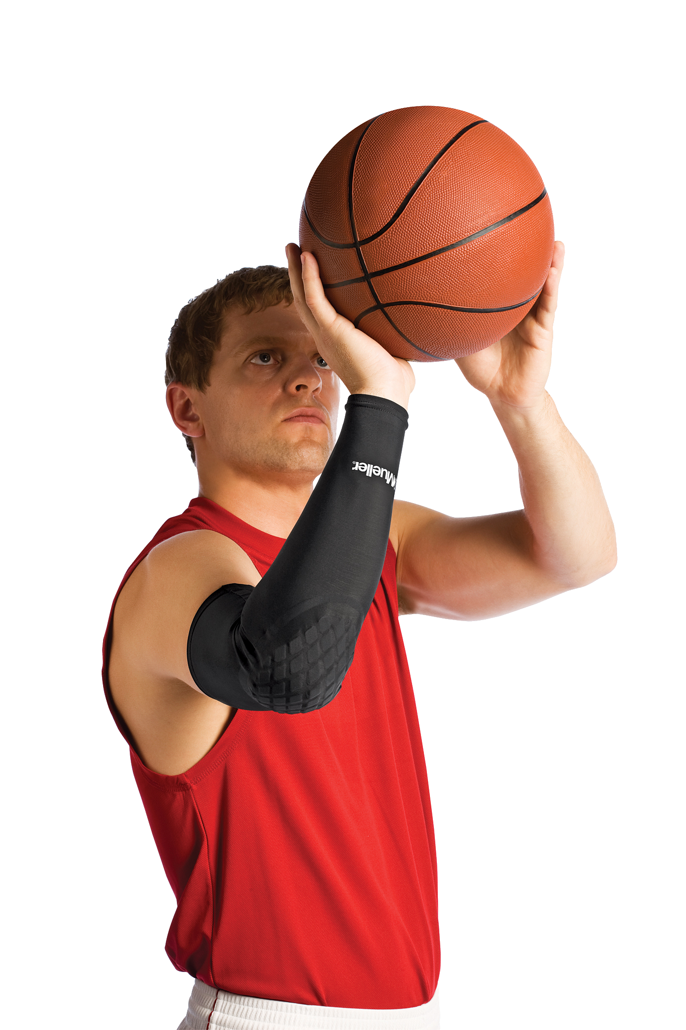 Mueller Diamond Pad Elbow Sleeve 7570 Demonstration Arm männlicher Basketballspieler beim Wurf