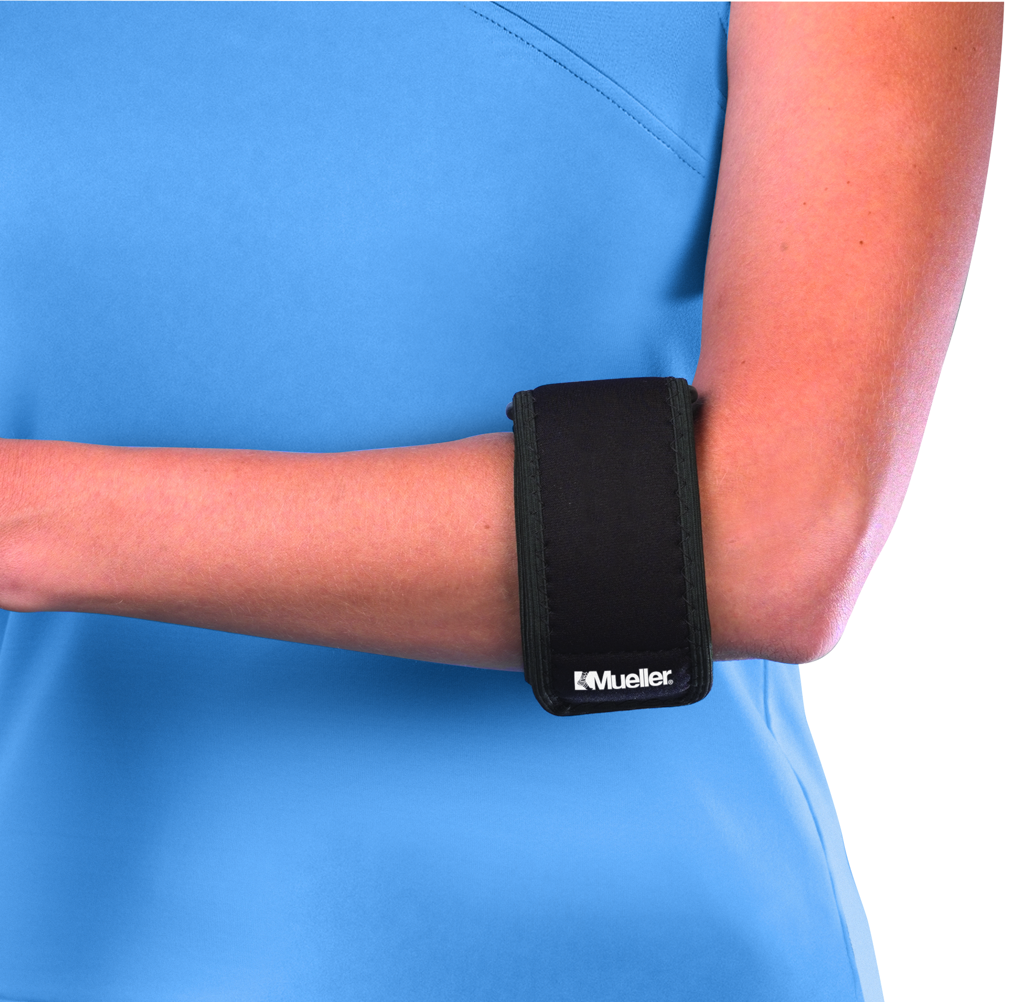 Mueller Tennis Elbow Support 819 Demonstration Arm einer Frau mit blauem Shirt