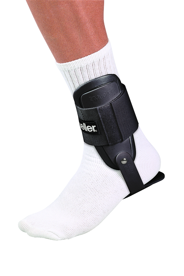 Mueller LITE Ankle Brace 4552 Angelegt am Fuss über Socken